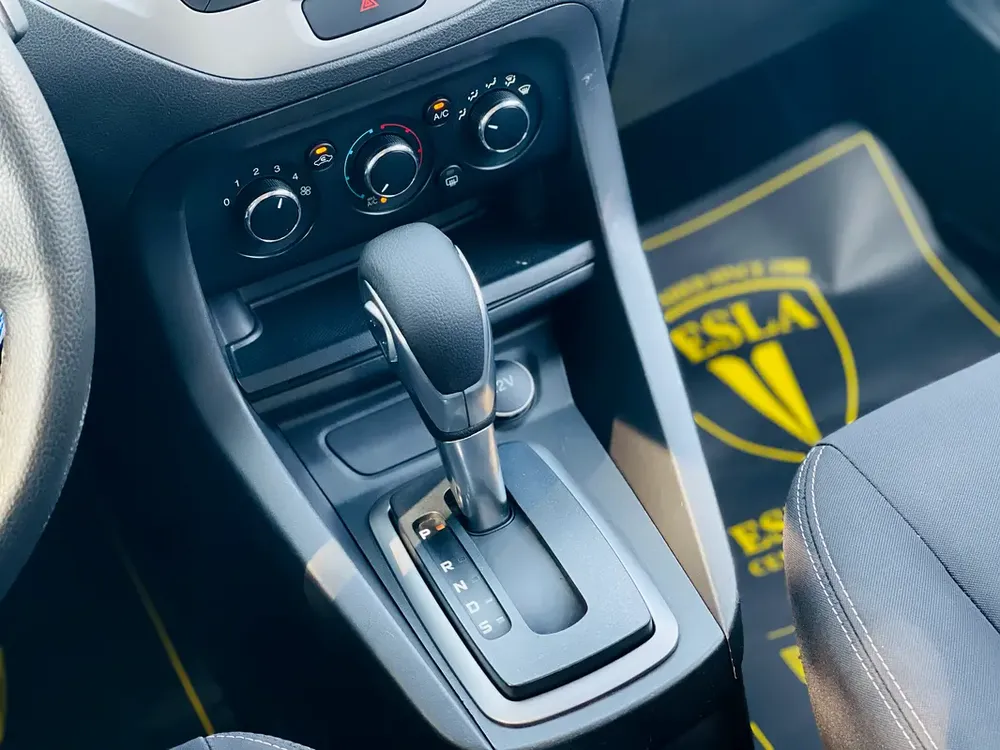 UNLIMITED MILEAGE WARRANTY / HATCHBACK + BLUETOOTH + USB + POWER LOCKS / IN HOUSE FINANCE - Image 14