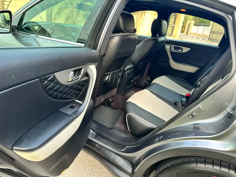 Infiniti QX70 Limited 2018, GCC Specs, Excellent Condition - Image 9