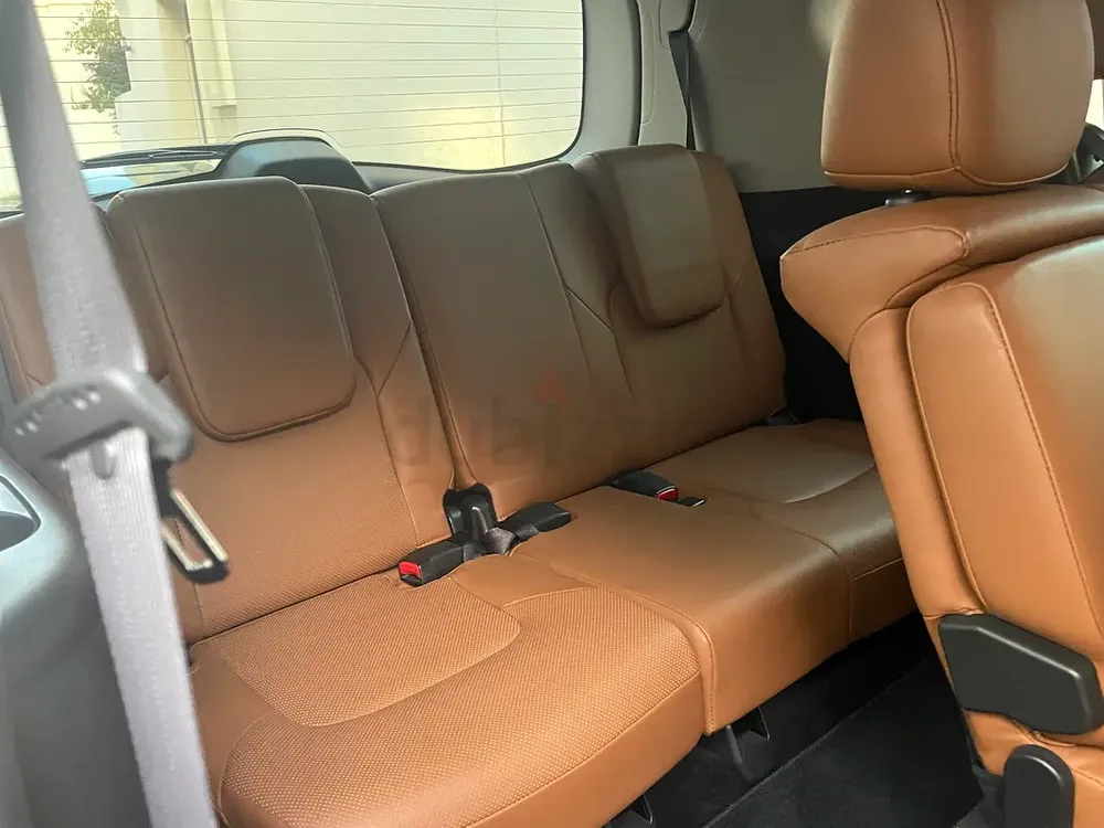 Luxury QX80 brand excellent condition with Warranty and Service contract - Image 7
