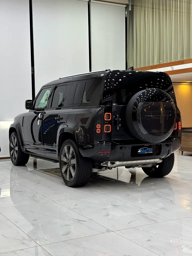 Land Rover Defender P400 X-Dynamic HSE - Image 11