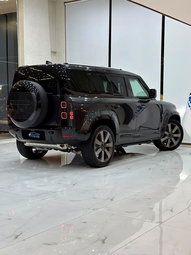 Land Rover Defender P400 X-Dynamic HSE - Image 12