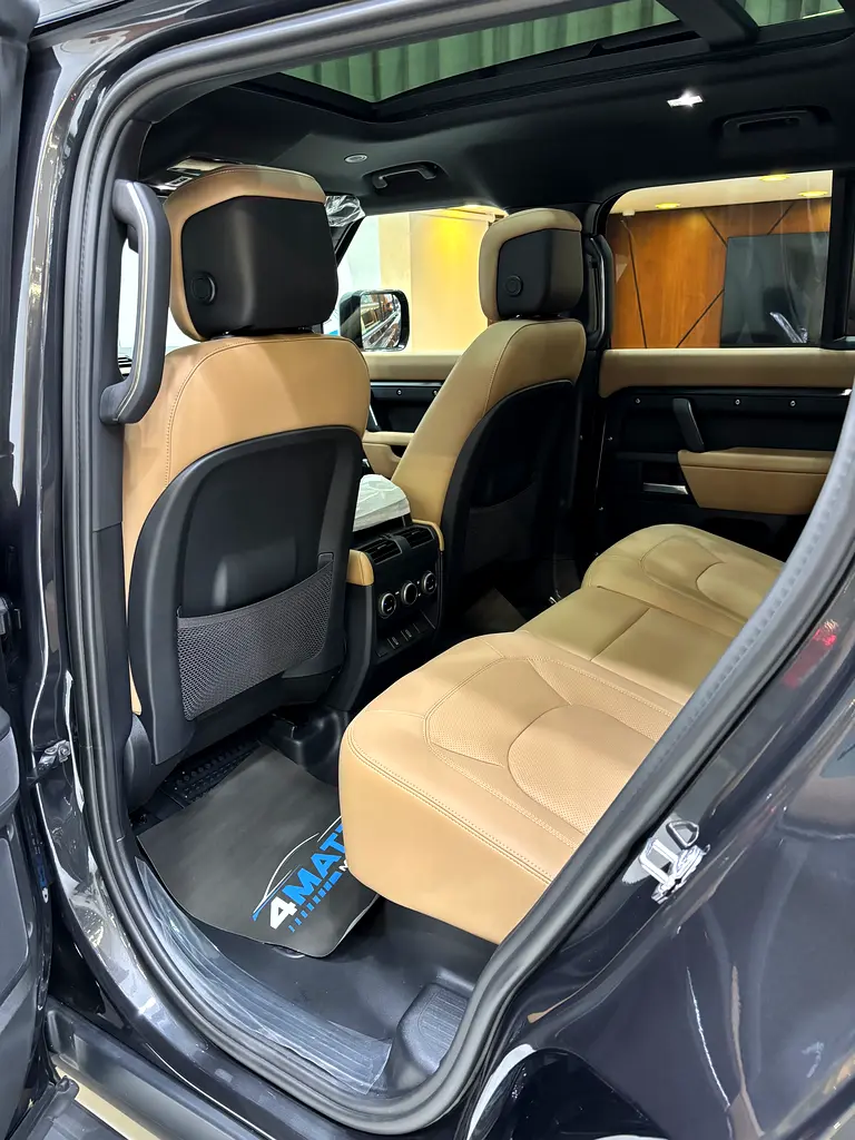 Land Rover Defender P400 X-Dynamic HSE - Image 16
