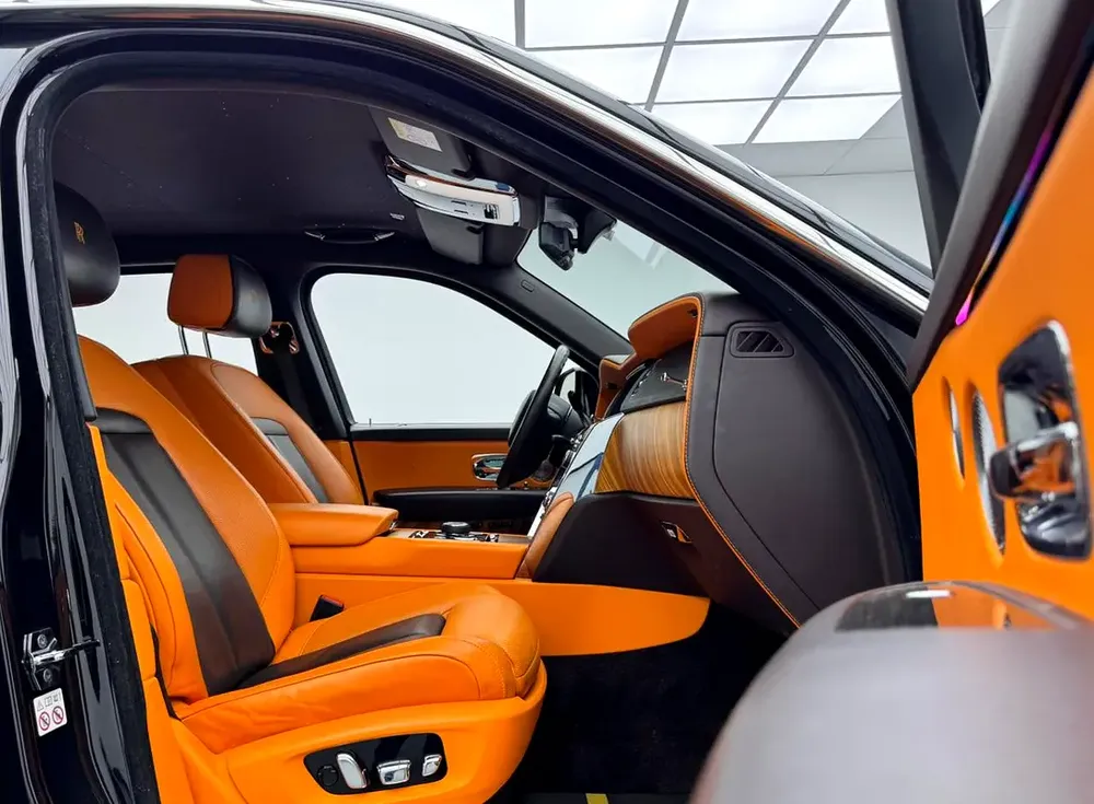 2020 Rolls Royce Cullinan, One Year Warranty Unlimited Km, Full Service History, GCC - Image 12