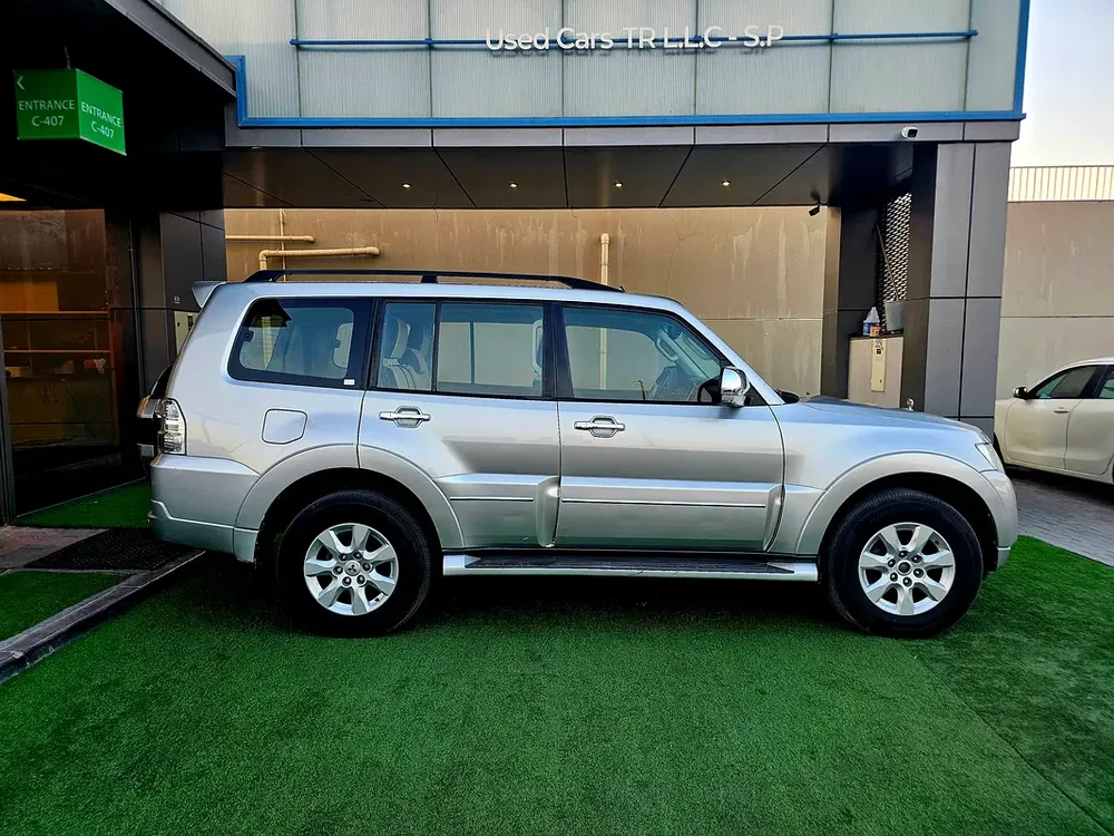 GLS / SUNROOF/ GCC/ 2 KEYS/ LOW MILEAGE / SINGLE OWNER - Image 4