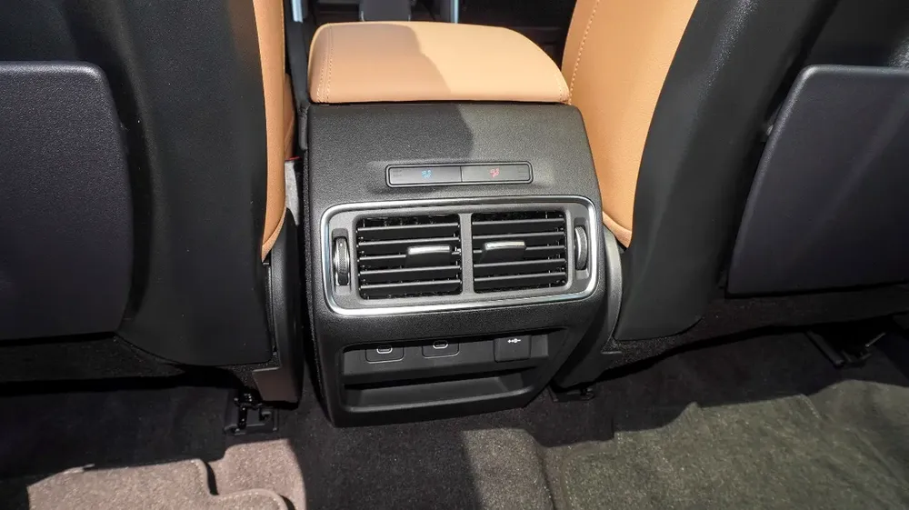 LAND ROVER DISCOVERY SPORT SE P250 DYNAMIC 2024!! FIVE YEARS WARRANTY!! THREE YEARS SERVICE CONTRACT - Image 11