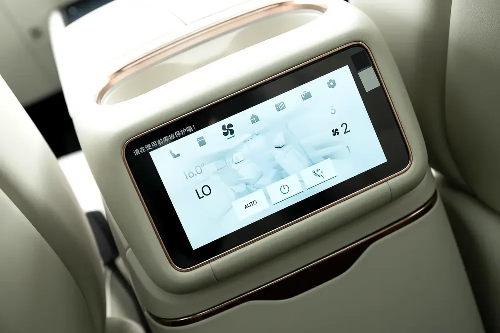 Lynk & Co 900 Ultra 2.0 - Image 11