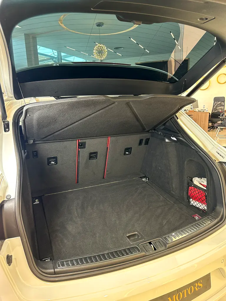 2019 Porsche Macan | GCC Specs | Low Mileage | Pristine Condition - Image 19