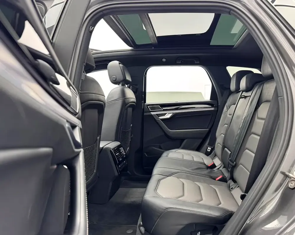 2023 Volkswagen Touareg R-Line, 2026 Volkswagen Warranty, 2028 VW Service Pack, GCC - Image 13