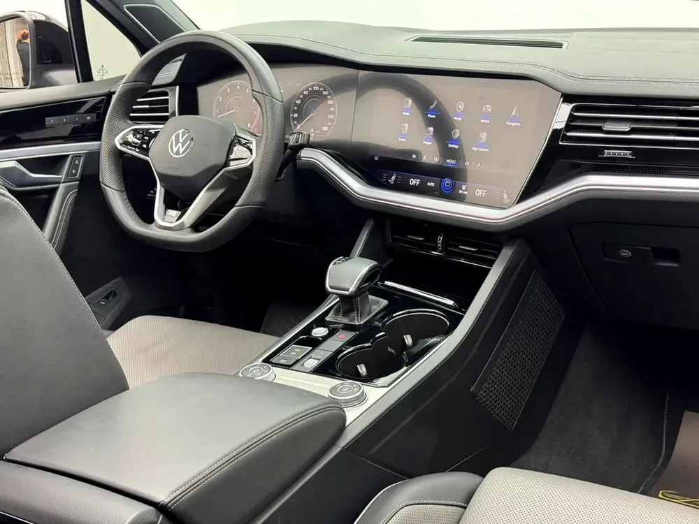 2023 Volkswagen Touareg R-Line, 2026 Volkswagen Warranty, 2028 VW Service Pack, GCC - Image 14