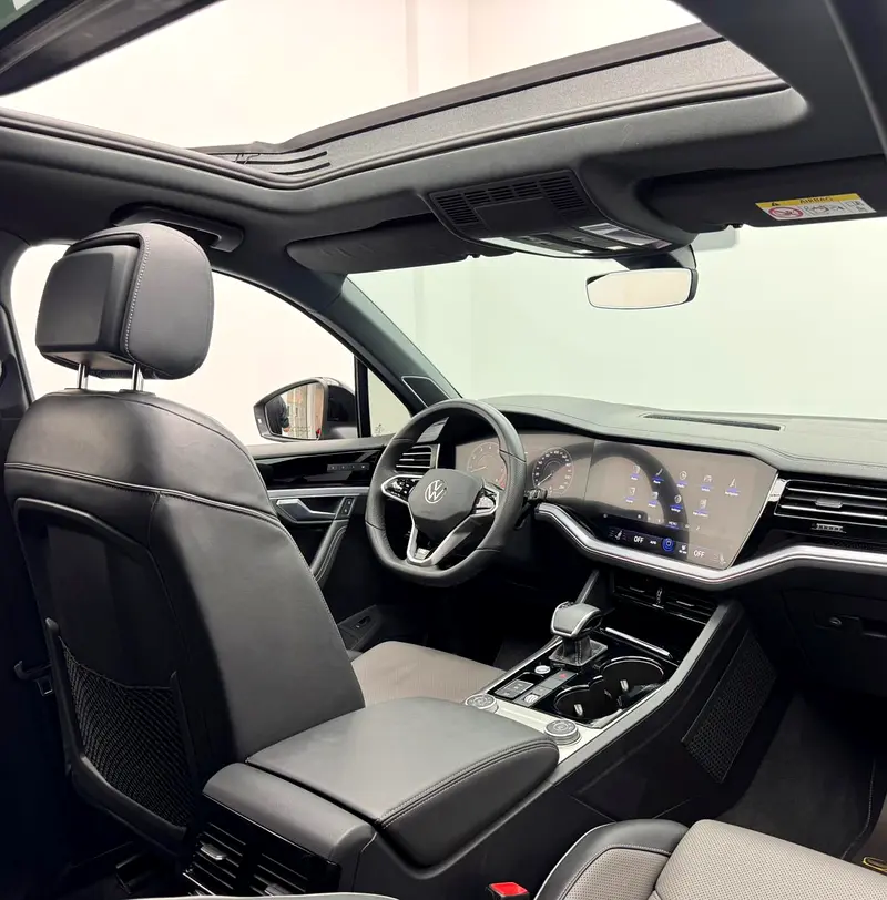 2023 Volkswagen Touareg R-Line, 2026 Volkswagen Warranty, 2028 VW Service Pack, GCC - Image 16