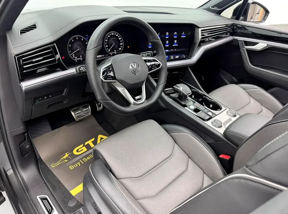 2023 Volkswagen Touareg R-Line, 2026 Volkswagen Warranty, 2028 VW Service Pack, GCC - Image 17