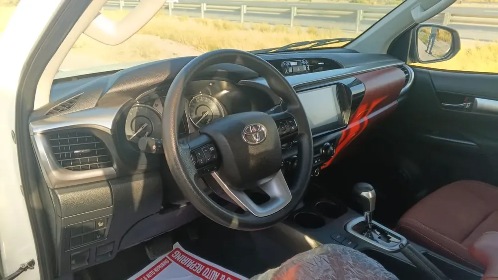Toyota Hilux SR5 2025 GCC Specs - Image 4