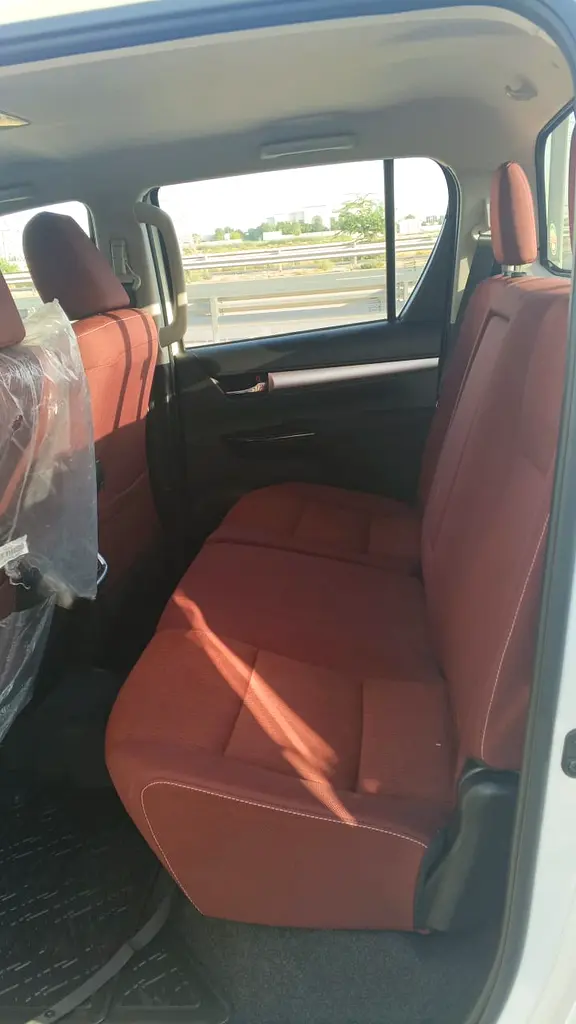 Toyota Hilux SR5 2025 GCC Specs - Image 5
