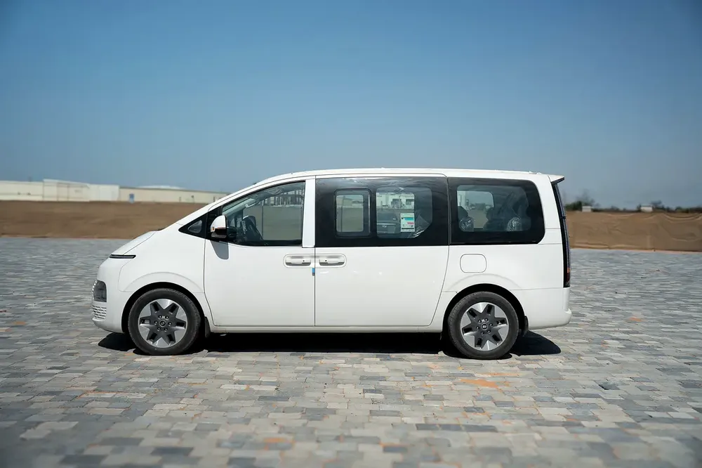 HYUNDAI STARIA A/T DIESEL PRESTIGE 11 SEATS 2025 GCC AUTO DOOR FULL OPTIONS - Image 4