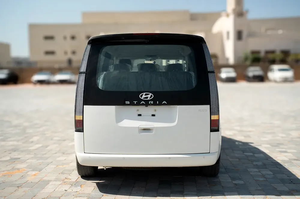 HYUNDAI STARIA A/T DIESEL PRESTIGE 11 SEATS 2025 GCC AUTO DOOR FULL OPTIONS - Image 6