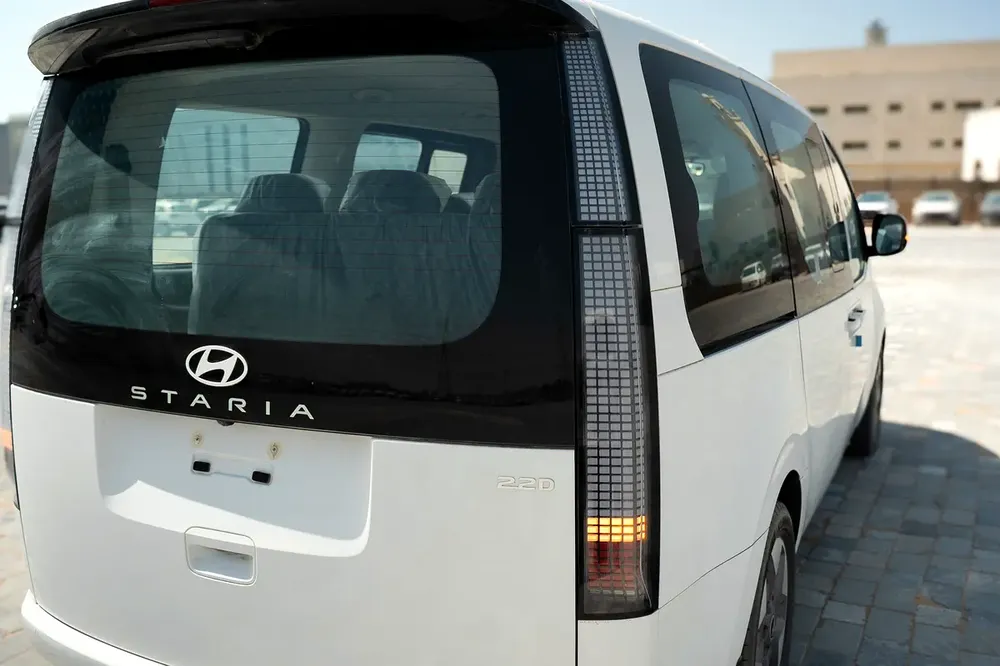 HYUNDAI STARIA A/T DIESEL PRESTIGE 11 SEATS 2025 GCC AUTO DOOR FULL OPTIONS - Image 7