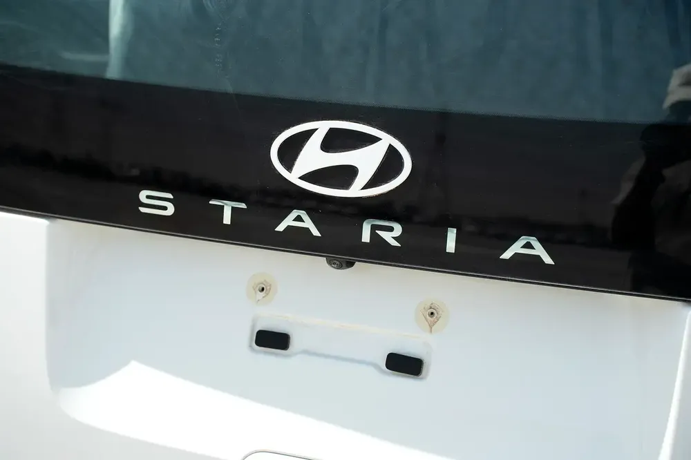HYUNDAI STARIA A/T DIESEL PRESTIGE 11 SEATS 2025 GCC AUTO DOOR FULL OPTIONS - Image 8