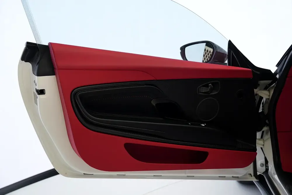 DB 11 V8 - TWO TONE INTERIOR - CARBON EXTERIOR - WARRANTY AVAILABLE - Image 10