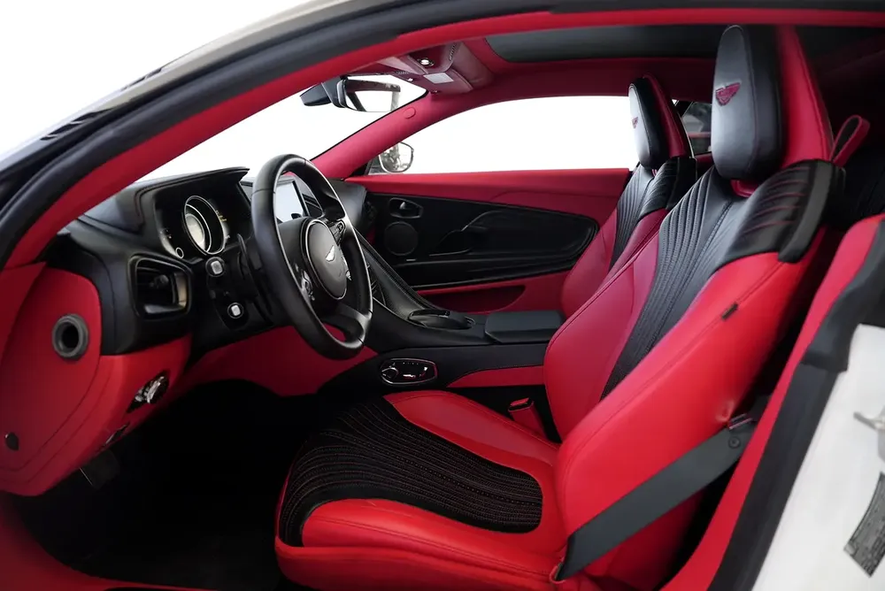 DB 11 V8 - TWO TONE INTERIOR - CARBON EXTERIOR - WARRANTY AVAILABLE - Image 11