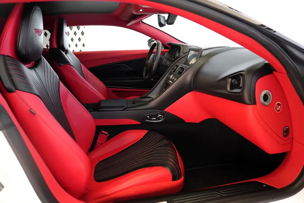 DB 11 V8 - TWO TONE INTERIOR - CARBON EXTERIOR - WARRANTY AVAILABLE - Image 14