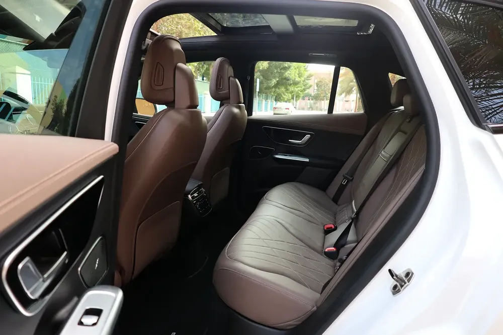 Mercedes-Benz EQE 350 4MATIC 2024 -500km- GCC Specs - Pristine Condition - Image 19