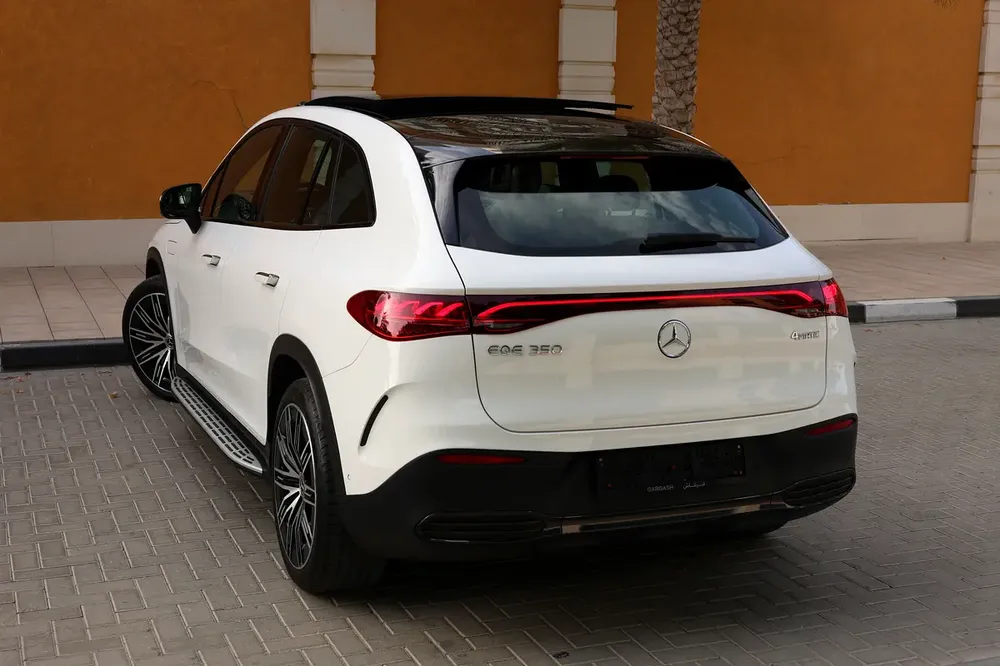 Mercedes-Benz EQE 350 4MATIC 2024 -500km- GCC Specs - Pristine Condition - Image 4