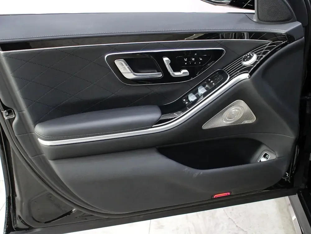 2024 - Mercedes-Benz S580 V8 with warranty for 444,000.00 AED - Image 18