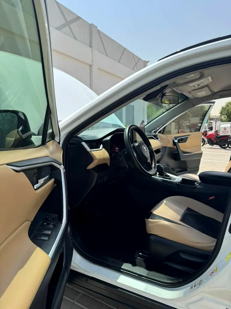 Toyota Rav 4 LE 2019 - Image 6