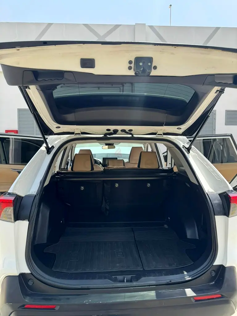 Toyota Rav 4 LE 2019 - Image 8