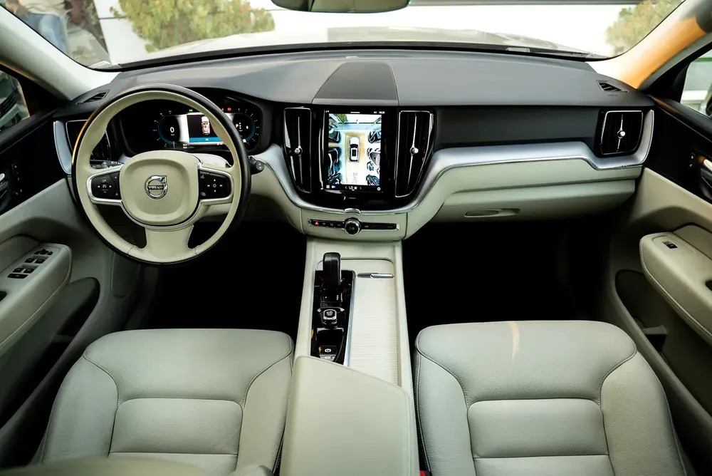 Volvo XC60 B5 FWD MOMENTUM 2022 Low Mileage GCC - Image 20