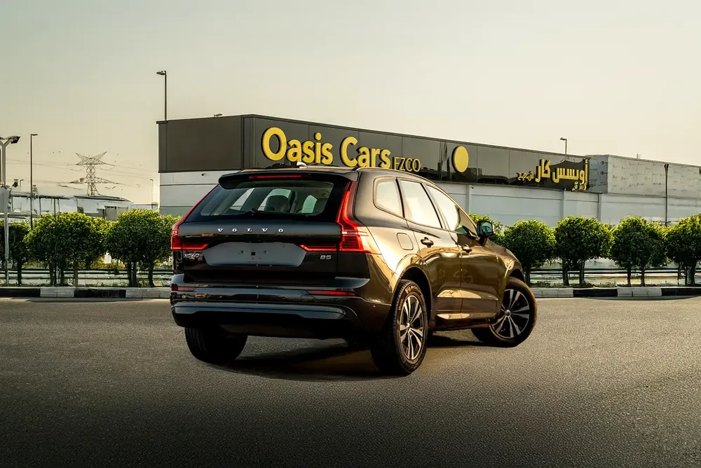 Volvo XC60 B5 FWD MOMENTUM 2022 Low Mileage GCC - Image 4
