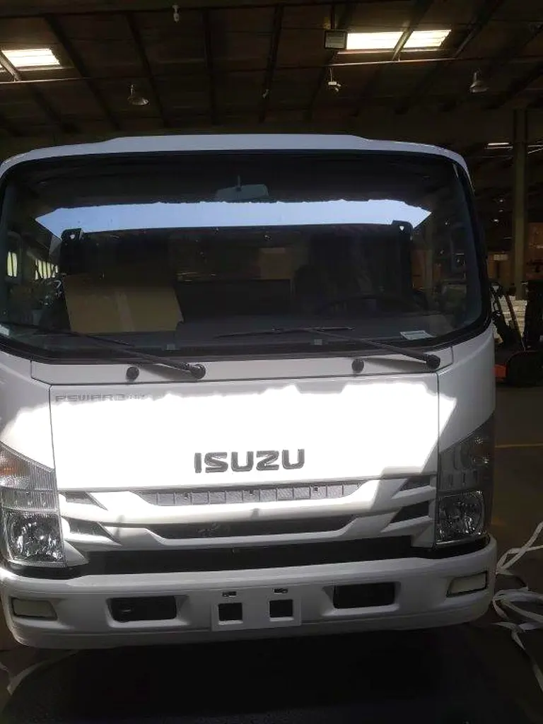 Isuzu NPR71 Chassis Truck - Image 6