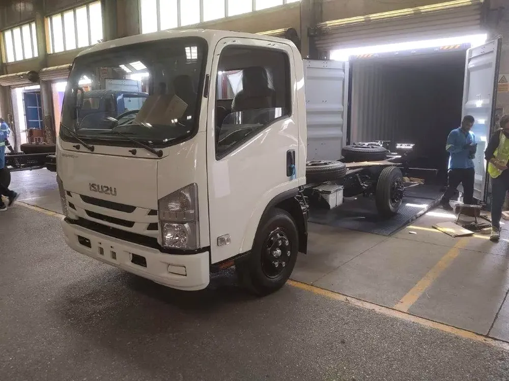Isuzu NPR71 Chassis Truck - Image 7