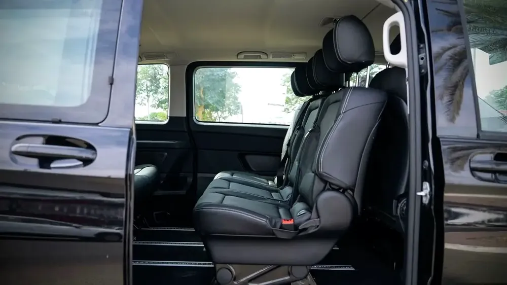 2025 Mercedes-Benz V300 Extra Long (6 + 2 Seating) 2.0L 4-Cyl Petrol A/T RWD 4x2 Export Only - Image 14