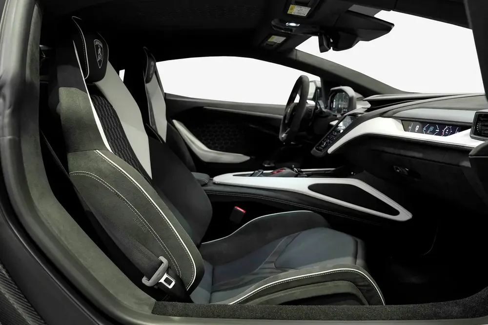 Revuelto 2025 | Certified Pre-Owned | Dealer Warranty | Service Contract - Image 9