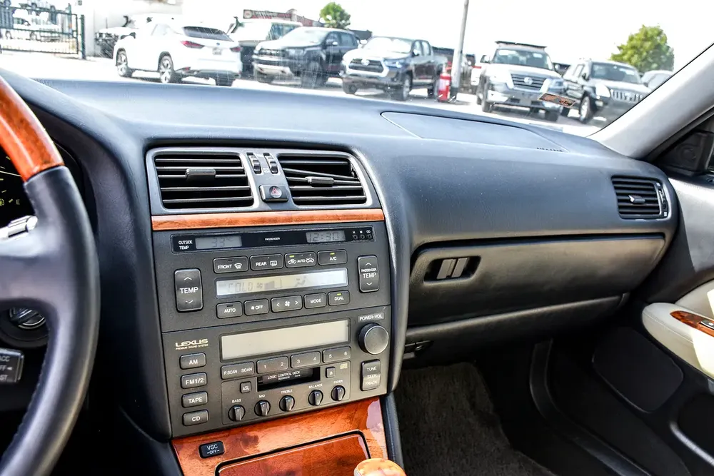 1998 - LEXUS LS400 - SUPER CLEAN  - ONLY 89,000 KM - Image 13