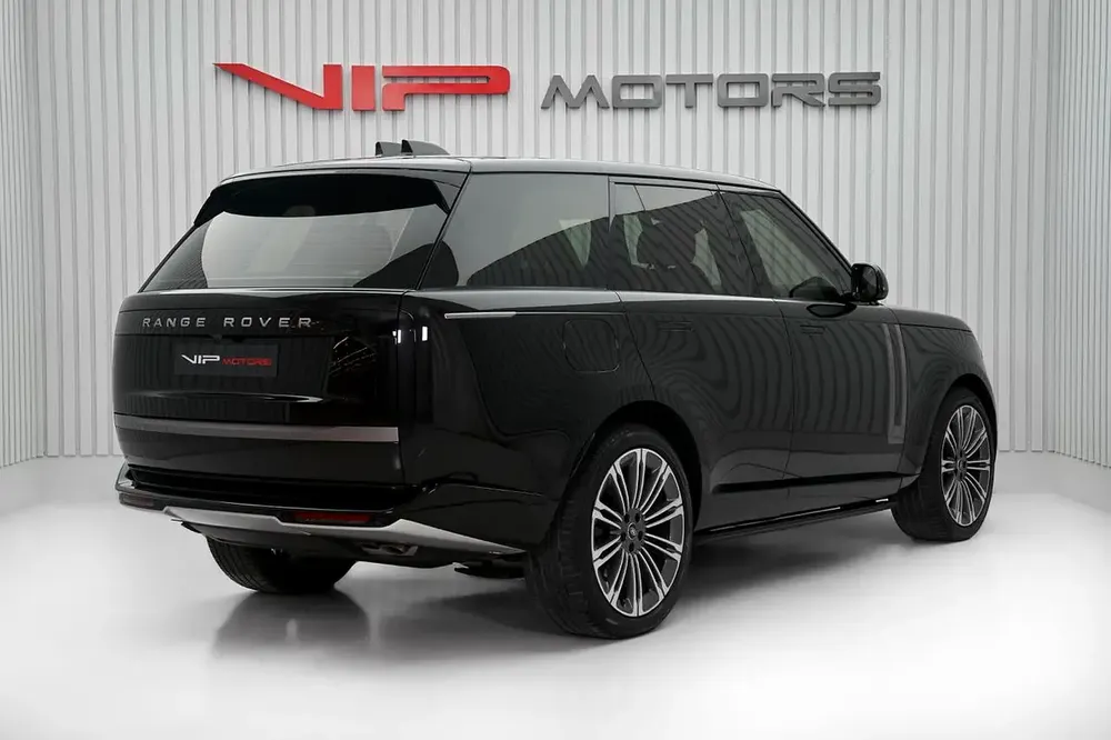 RANGE ROVER VOGUE V8 HSE, 2024, GCC, DEALER WARRANTY AND SERVICE CONTRACT, IMMACULATE CONDITION - Image 4