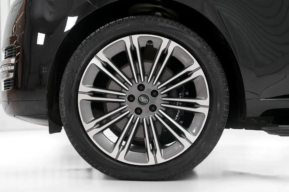 RANGE ROVER VOGUE V8 HSE, 2024, GCC, DEALER WARRANTY AND SERVICE CONTRACT, IMMACULATE CONDITION - Image 8