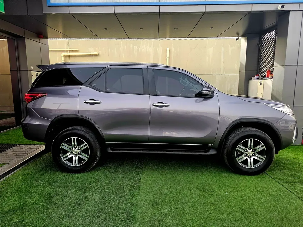 FORTUNER / V4 2.7L 4WD/ LOW MILEAGE/ EXCELLENT CONDITION - Image 4