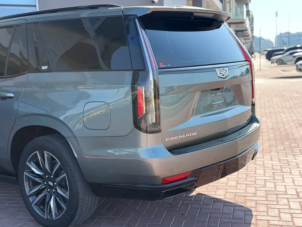 Escalade Platinum Sport Under Warranty  Service Package - Image 7