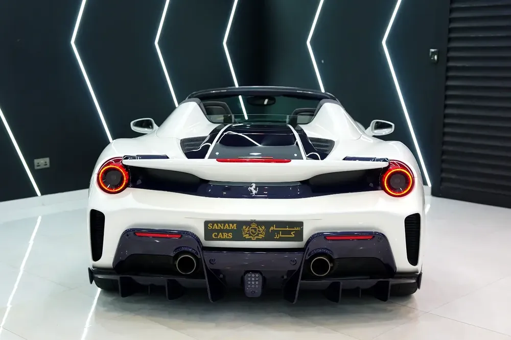 2018 488 Pista Spider, Atelier Ferrari,Apple CarPlay, Special Ext. Carbon Pack, Al Tayer Warr + Serv - Image 17