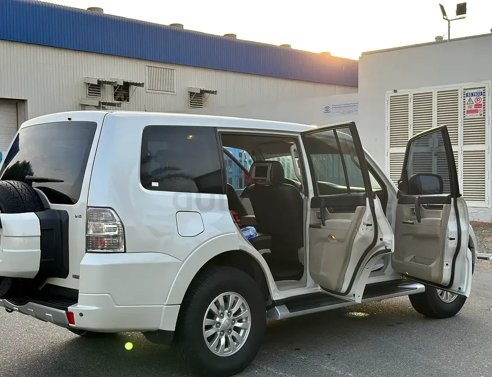 Mitsubishi Pajero 2014 for sale- Direct from Owner - Image 5