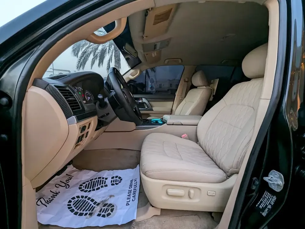 TOYOTA LAND CRUISER 2014 FACELIFTED 2025 WITH INTERIOR AND EXTERIOR V6 4.0L IN PERFECT CONDITION - Image 6