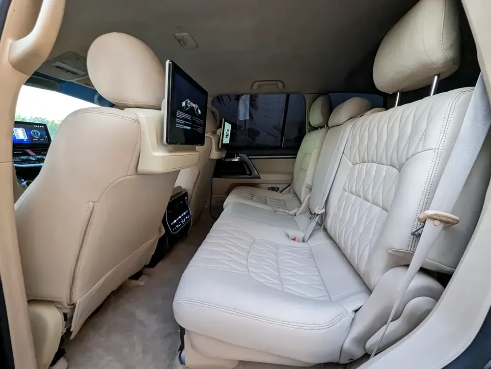 TOYOTA LAND CRUISER 2014 FACELIFTED 2025 WITH INTERIOR AND EXTERIOR V6 4.0L IN PERFECT CONDITION - Image 8