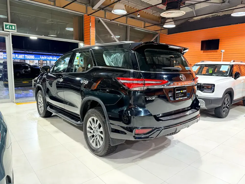Toyota Fortuner VXR 2025 0km - GCC Specs with 5 years warranty from the dealer - Image 4