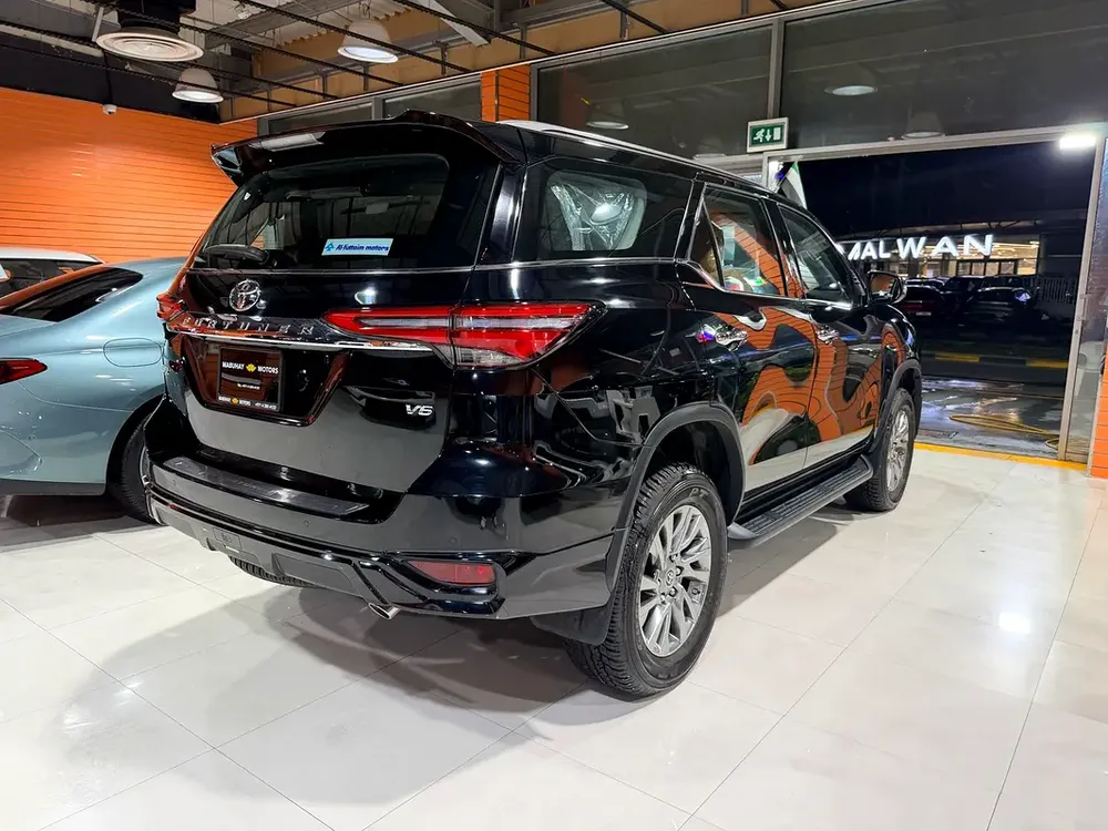 Toyota Fortuner VXR 2025 0km - GCC Specs with 5 years warranty from the dealer - Image 6