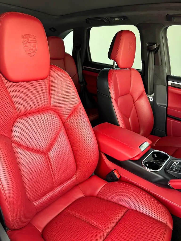 Porsche Cayenne GTS 2016 - GCC Specs - Excellent Condition - Image 4