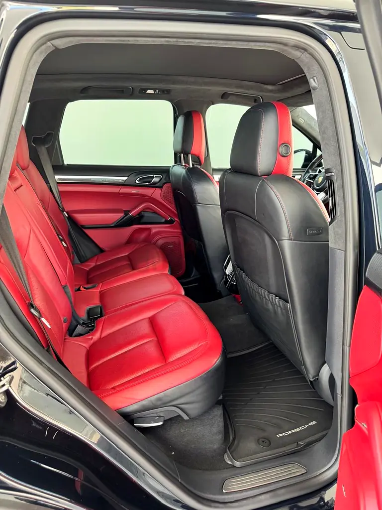 Porsche Cayenne GTS 2016 - GCC Specs - Excellent Condition - Image 5