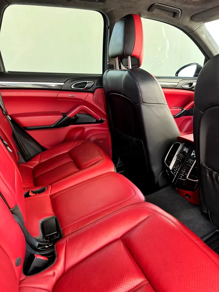 Porsche Cayenne GTS 2016 - GCC Specs - Excellent Condition - Image 8