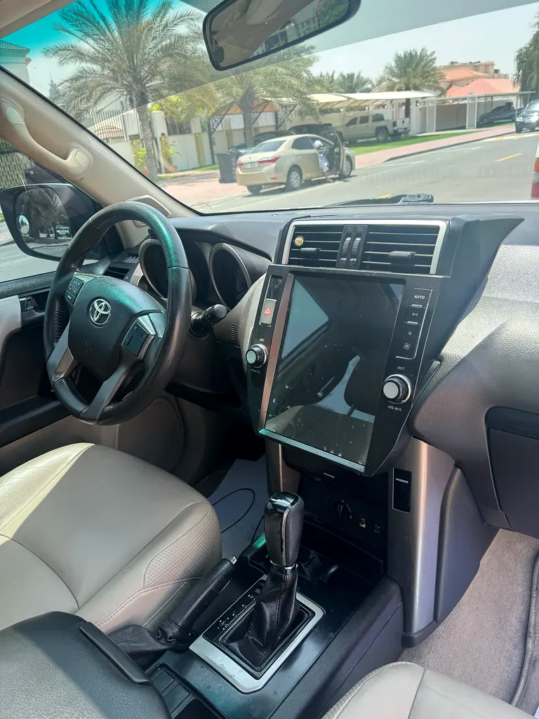 Toyota Prado 2010 TXL V6 GCC Top option sunroof service history from ALFUTTAIM - Image 11